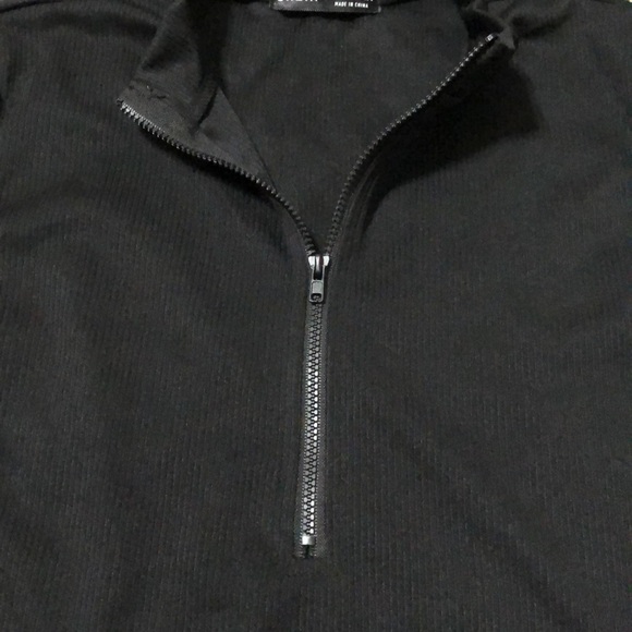 Black ribbed crop top with zipper - Picture 5 of 7